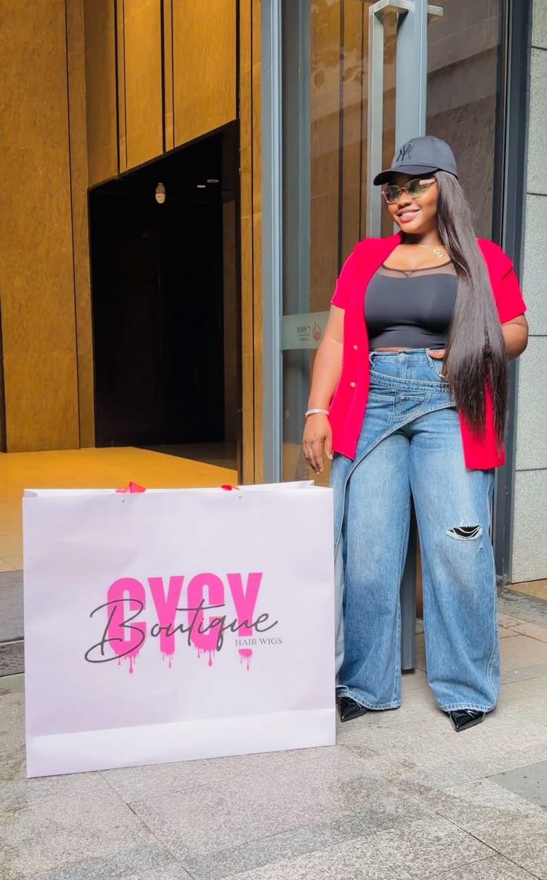 Cliente Cycy Boutique avec son sac de la boutique